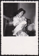 Jolie Photographie Ancienne Mère Donnant Le Biberon à Son Bébé, Lait Maternel Enfant Allaitement Famille 6x8,8cm - Other & Unclassified