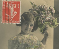 ENFANTS - LITTLE GIRL - MAEDCHEN - Jolie Carte Fantaisie Portrait Fillette Et Fleurs - Portraits