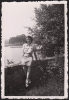 Jolie Photo De Juin 1943 Belle Femme à L'étang Des Poissons Saint Léger Sous Bevray Saône Et Loire Ww2 5,9x8,6cm - Places