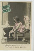 ENFANTS - LITTLE GIRL - MAEDCHEN - Jolie Carte Fantaisie Portrait Fillette Enfilant Ses Bas - Ritratti