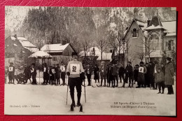 74 - THONES  - SPORT D'HIVER SKIEURS AU DEPART D'UNE COURSE - Thônes