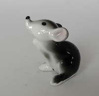 FEVE Ou MINIATURE - "ANIMAUX MAIFRUICO" -  JOLIE SOURIS , ASSISE, GRIS FONCÉ ET BLANC - H : 2,5 Cm - CREUSE - Dieren