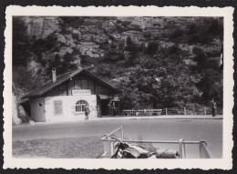 Jolie Photographie D'une Moto Stationnée à Aareschlucht, Gorges De L'Aar, Suisse, été 1951, 8,5x6,3 Cm - Places