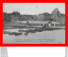 CPA (78) VERSAILLES. La Façade Du Château, La Place D'Armes Un Jour De Revue, Animé...S1945 - Versailles