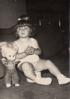 Sweet Girl Sitting At Potty Playing W Doll - Retratos