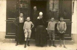 PHOTOGRAPHIES - Carte Photo De Personnages Devant Une Porte- L 152349 - Photographs