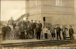 PHOTOGRAPHIES - Carte Photo De Personnages Devant Une Voie De Chemin De Fer - L 152350 - Fotografie