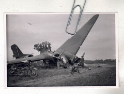 PHOTO AVION  AVIATION  CRASH DOUGLAS DC 3 DAKOTA ET MOTOS ZÜNDAPP ARMEE ALLEMANDE - Aviation