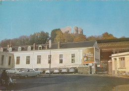 ETAMPES. - Place De La Gare Et Tour De Guinette. Nombreuses 2 CV Et Autres Voitures Années 60 - Etampes