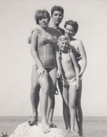 Family At Beach , Teen Girl With Hair Braids - Gruppen Von Kindern Und Familien