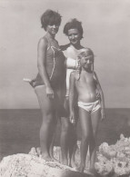 Family At Beach , Teen Girl With Hair Braids - Groupes D'enfants & Familles