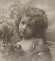 ENFANTS - LITTLE GIRL - MAEDCHEN - Jolie Carte Fantaisie Portrait Fillette Et Fleurs "Bonne Année" - Ritratti