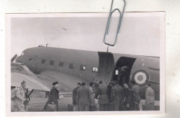 PHOTO  AVION  AVIATION SOLDATS ET DOUGLAS DC 3 FRANCAIS INDOCHINE - Aviazione