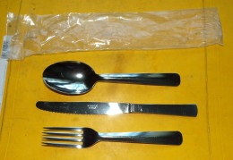 COUVERTS  POUR LE REPAS DE  L'ARMEE FRANCAISE DE FABRICATION FRANCAISE AVES MARQUAGE ARMEE , FORGE INOX , BON ETAT VOIR - Equipo