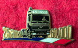 SUPER PIN'S "TRANSPORTS-CAMION VOLVO" Signé Arthus BERTRAND En ZAMAC Or Découpes Lettres Et Chiffres  4X2,1cm - Arthus Bertrand