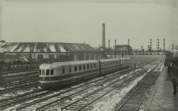 Reproduction - Rame Automotrice En Gare - Trains