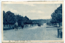 Militaria CP Couleur Bleue Ecrite En 1925 * BITCHE Le CAMP Une Rue ( Chevaux Cavaliers Militaires ) - Bitche