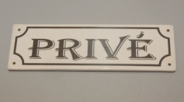 -ANCIENNE PETITE PLAQUE PORCELAINE BLANCHE PRIVE Privé  Déco Porte     E - Autres & Non Classés