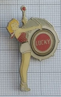 Pin's LUCKY STRIKE Tabac Cigarette - Pin-ups