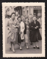 Jolie Photographie De Marcheuses Et Marcheurs Dans Les Rues De Dijon En 1956, Street Photo, Photographe De Rue 6,5x8,4cm - Lieux