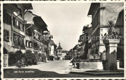 11757168 Murten Morat Hauptgasse Mit Berntor Und Brunnen Murten - Autres & Non Classés