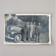 PH - Ph Original - Deux Hommes Et Deux Femmes, Tous Plus âgés, Posant à Côté De Leur Grosse Voiture Vintage - Personas Anónimos