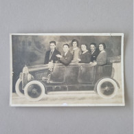 PH - Ph Original - Adolescents, Hommes Et Femmes, Posant Avec Une Voiture Fantastique - Personnes Anonymes