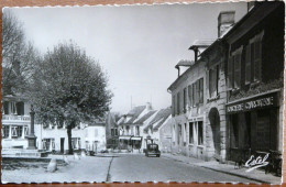 BEYNES LA PLACE DE LA REPUBLIQUE 4 CHEVAUX RENAULT BOUCHERIE CHARCUTERIE SUR LA DROITE - Beynes