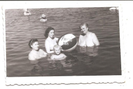 Photo Originale , Femmes En Maillot De Bain Avec Balon En L'eau , Dim. 8.5 Cm X 5.5 Cm - Anonymous Persons