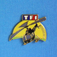 1 PIN'S //  ** HÉLICOPTÈRE NOIRE / TF1 / USHUAÏA ** . (LMI Paris) - Aviones