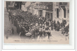 BOURGES - Festival Militaire Du 8 Septembre 1908 - Le Défilé - Harmonie Municipale - Très Bon état - Bourges