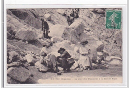 CHAMONIX : La Mise Des Chaussons A La Mer De Glace - Tres Bon Etat - Autres & Non Classés