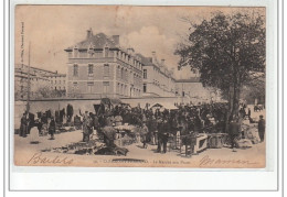 CLERMONT FERRAND - Le Marché Aux Puces - état (déchirure) - Clermont Ferrand