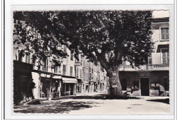 CUERS : Mairie Et Rue De Maréchal Foch - Tres Bon Etat - Cuers
