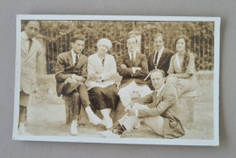 PH - Ph Original - Jeunes Hommes Et Femmes Profitant D’une Journée Ensoleillée Dans Un Parc - Anonyme Personen