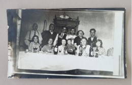 PH - Ph Original - Hommes, Femmes Et Enfants Posant à Table Lors D'un Dîner De Famille - Anonyme Personen