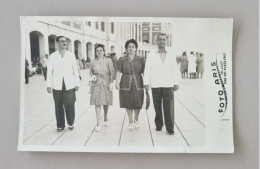 PH - Ph Original - Deux Couples Marchant Le Long De La Rambla De L'Hôtel Casino Provincial, Mar Del Plata Argentine 1945 - Personnes Anonymes