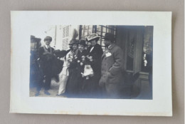 PH - Ph Original - Femmes Et Hommes Avec Des Fleurs Devant Un Grand Bâtiment - Anonyme Personen