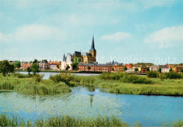 73600706 Kampen Niederlande De Ijssel Met Gezicht Op De Stad Koornmarktspoort En - Andere & Zonder Classificatie