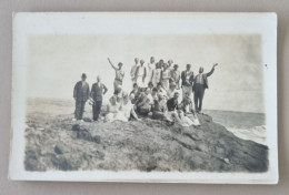 PH - Ph Original - Beaucoup D'hommes Et De Femmes S'amusent Sur Les Rochers Au Bord De La Mer - Personas Anónimos