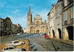 CPSM. 33 BAZAS. PLACE DE LA REPUBLIQUE ET CATHEDRALE. VOITURES ANCIENNES. - Bazas