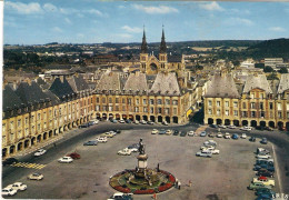 CPSM. 08 CHARLEVILLE-MEZIERES. PLACE DUCALE. VOITURES ANCIENNES. - Charleville