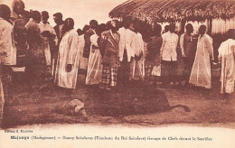 Madagascar - MAJUNGA - Doany Sakalaves (Tombeau Du Roi Sakalave) Groupe De Chefs Devant Le Sacrifice - Ed. G. Charifou F - Madagaskar