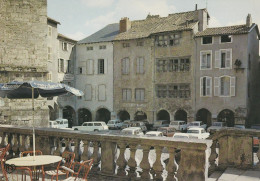 VILLEFRANCHE DE ROUERGUE --1976--Place Notre-Dame ( Voitures) , Timbre, Cachet + Hôtel Laguarrigu - Villefranche De Rouergue