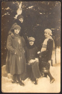 Four Pretty Women Girls Portrait Outside Snow Winter Old Photo 14x9 Cm #40176 - Personas Anónimos