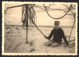 Abstract Pretty Girl Woman And Driftnet On Beach Old Photo 10x7 Cm #37079 - Personas Anónimos