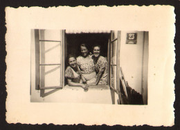 Three Females Women Girls On Window Old Photo 9x6 Cm #39848 - Personnes Anonymes