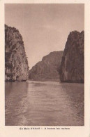 AK 216693 VIETNAM - En Baie D'Along - A Travers Les Rochers - Viêt-Nam