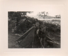 PHOTO - P - PHOTO ORIGINALE - HAUTE LOIRE - ALLEYRAS - CAMPING - 2 HOMMES DEVANT LA TENTE - FORMAT 10.3 X 8.7 - TORSE NU - Lieux