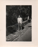 PHOTO - P - PHOTO ORIGINALE - HAUTE LOIRE - ALLEYRAS  - CAMPING - HOMME SUR UN PONT - FORMAT 10.3 X 7.8 - Orte